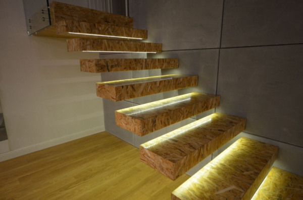 Tangga dengan penerangan dinding dan langkah-langkah terang